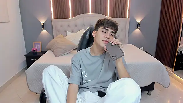 Tommy18__ Adlı Modelin Canlı XXX Sohbeti