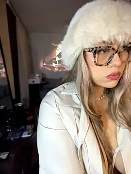 Im_sophiie: διαδικτυακό σόου στην κάμερα