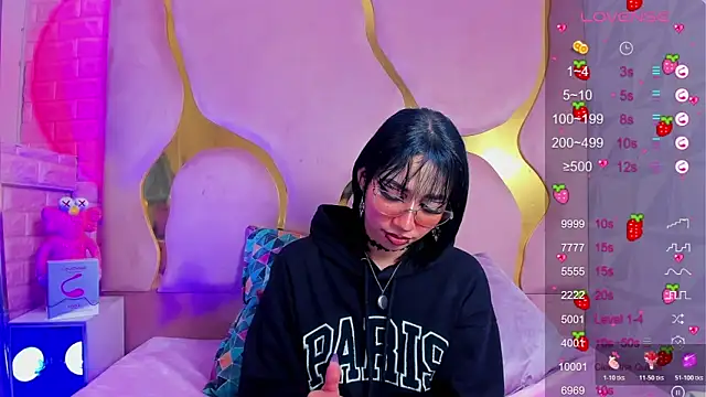 Chat +18 de NaniiSisy ao vivo