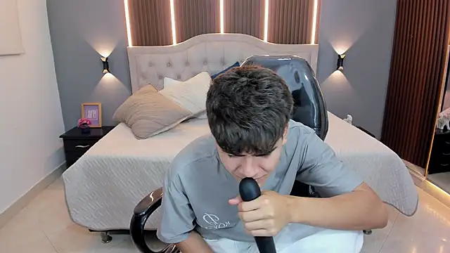 Tommy18__ 现场XXX聊天