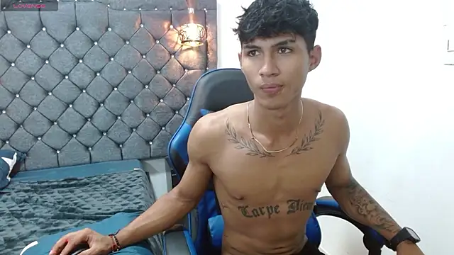 luka_big18: διαδικτυακό σόου στην κάμερα