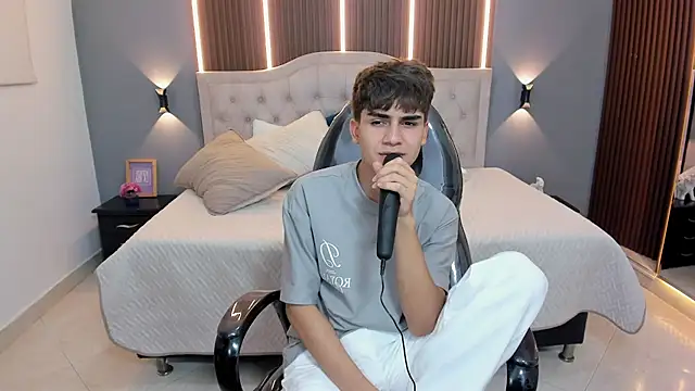 Tommy18__: онлайн-секс-чат