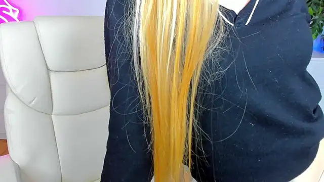 Alina_Blonde Show in webcam