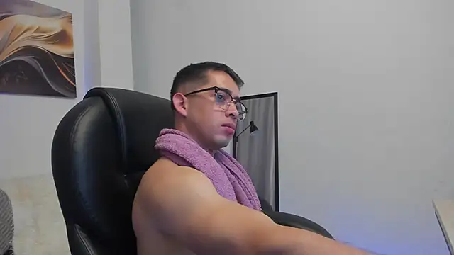 XXX chat uživo modela Tommas_Jhonson