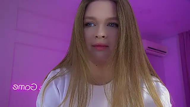 CrystalLyons' Live XXX Chat