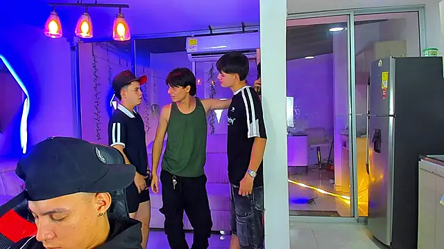 Houseofwarrios: διαδικτυακό σόου στην κάμερα