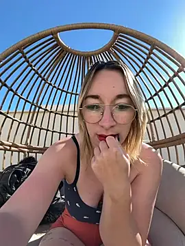 Giuliana_baby: διαδικτυακό σόου στην κάμερα