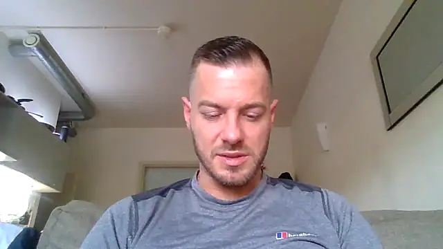 XXX chat uživo modela cheekycherryx