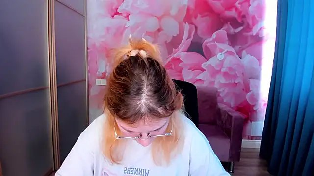 AngelinaLow Chat XXX live