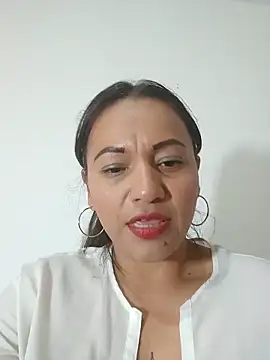 Chat +18 de agatha_sluttylatina ao vivo