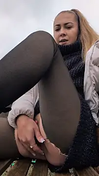 Risky_julia2330 Webcam show