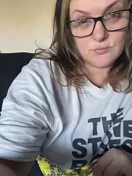 Busty-GilfQuinn Show in webcam