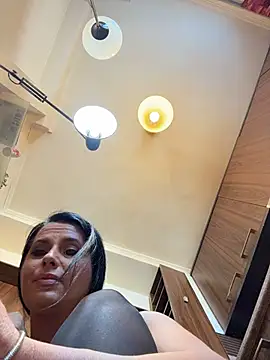 Hotmomcheckk_: онлайн-секс-чат