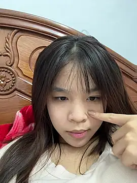 Lyli-122 Show Webcam