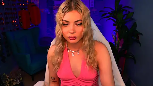 HyileyClark Adlı Modelin Canlı XXX Sohbeti