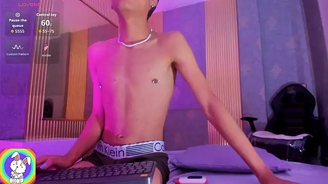 osamu_tay élő XXX-chatje