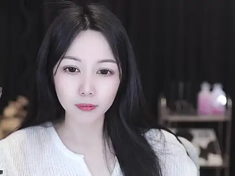 Nuyoah-77's Live XXX Chat