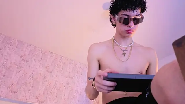 nova_salvatore: διαδικτυακό σόου στην κάμερα