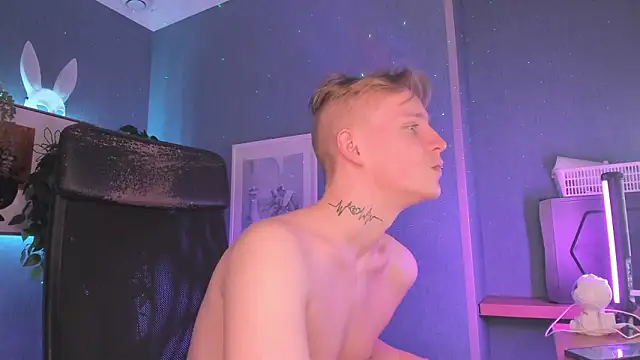 Show modela AlexxSweet na web-kameri