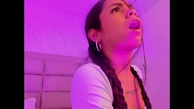 Chat +18 de CarolineFyre ao vivo