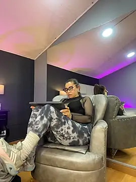 Samantha_Milf__: διαδικτυακό σόου στην κάμερα