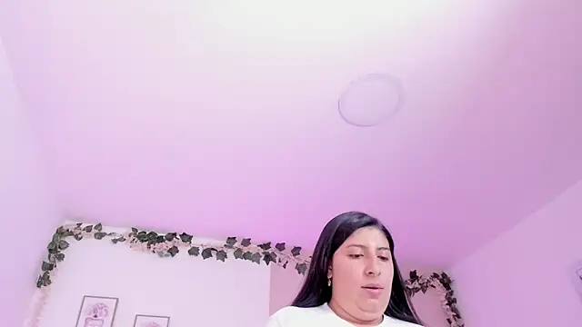 Chat +18 de Sally_Dvine ao vivo