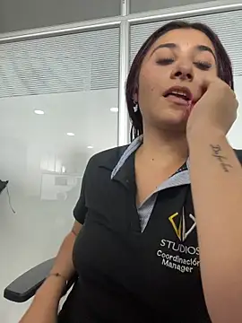 Nahomy_Benett 现场XXX聊天