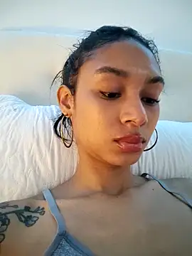 Leaberrry Adlı Modelin Canlı XXX Sohbeti