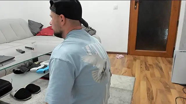 guardian_angel1991: διαδικτυακό σόου στην κάμερα