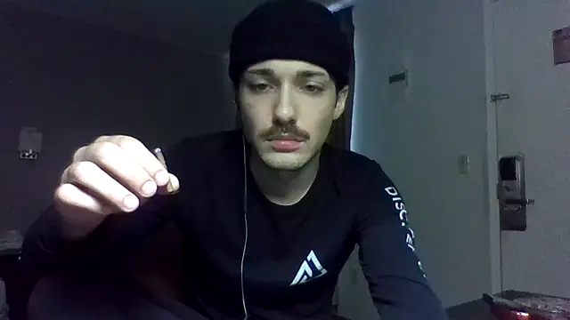 Jbenz420: διαδικτυακό σόου στην κάμερα