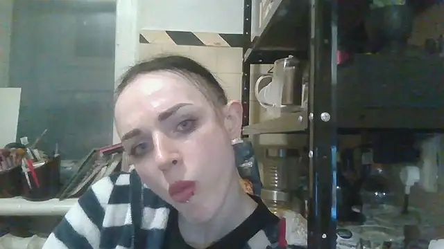 Trinsy_Love Adlı Modelin Canlı XXX Sohbeti