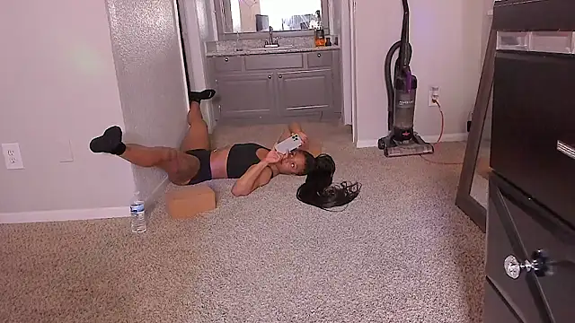 yiauanan Live XXX chat