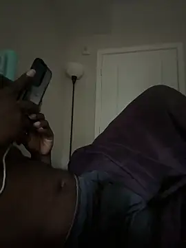 makeherfeelg: διαδικτυακό σόου στην κάμερα