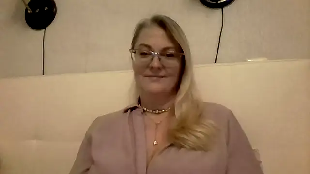 Emilia99: онлайн-секс-чат