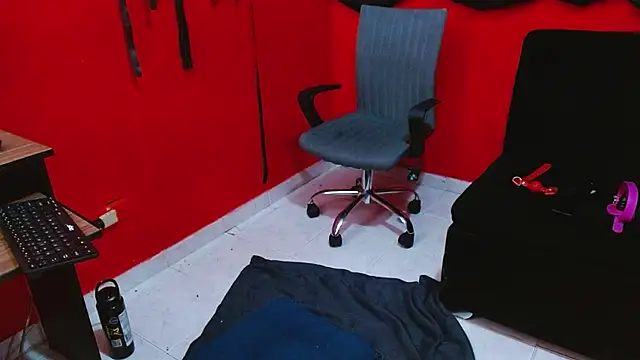 Emily_Slave28: διαδικτυακό σόου στην κάμερα