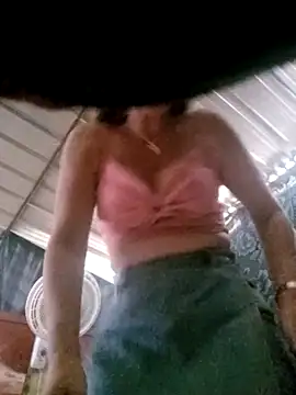 Salome_69: διαδικτυακό σόου στην κάμερα