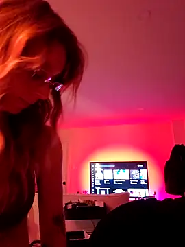 LilyOrion: διαδικτυακό σόου στην κάμερα