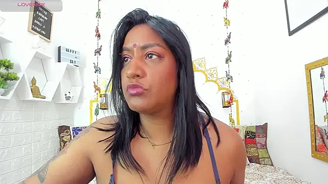 LadyNahir Adlı Modelin Canlı XXX Sohbeti