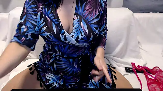 Show modela Emyly00 na web-kameri