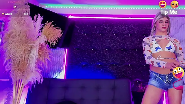 Queens_Wonders_Blonders Live XXX-Chat