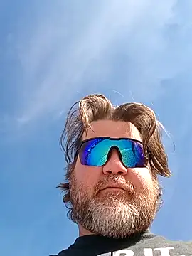 EZs_FuKRoOm: διαδικτυακό σόου στην κάμερα