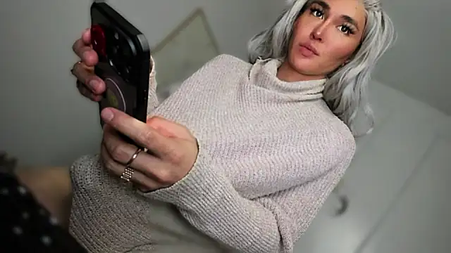 TheQueenNextDoor live XXX chat