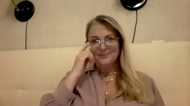 Emilia99 লাইভ XXX চ্যাট