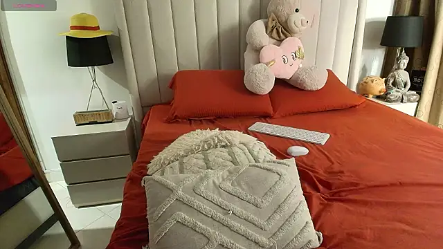 Soyhinata_ লাইভ XXX চ্যাট