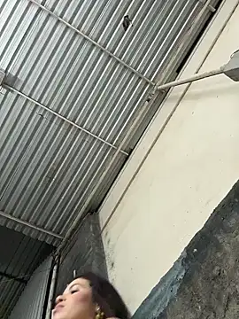 Rafaellaz: διαδικτυακό σόου στην κάμερα