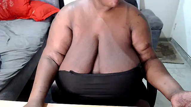BIG_BOOBS_ASS_QEEN Live XXX Chat
