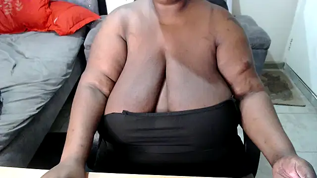 XXX chat uživo modela BIG_BOOBS_ASS_QEEN