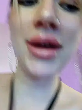 XXX chat uživo modela Gina-Lumara