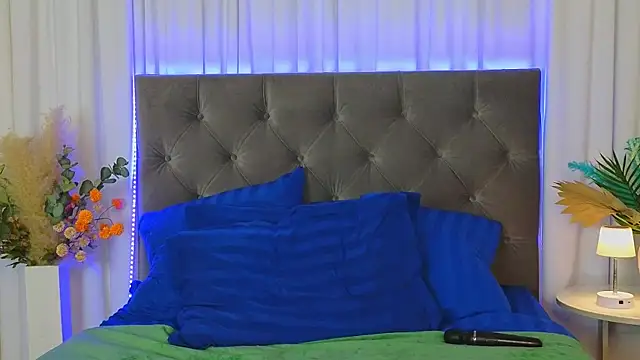 Ariana_Petite Chat XXX live