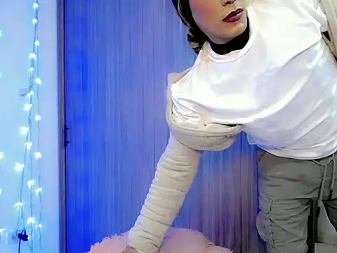DollsKiara webcam show